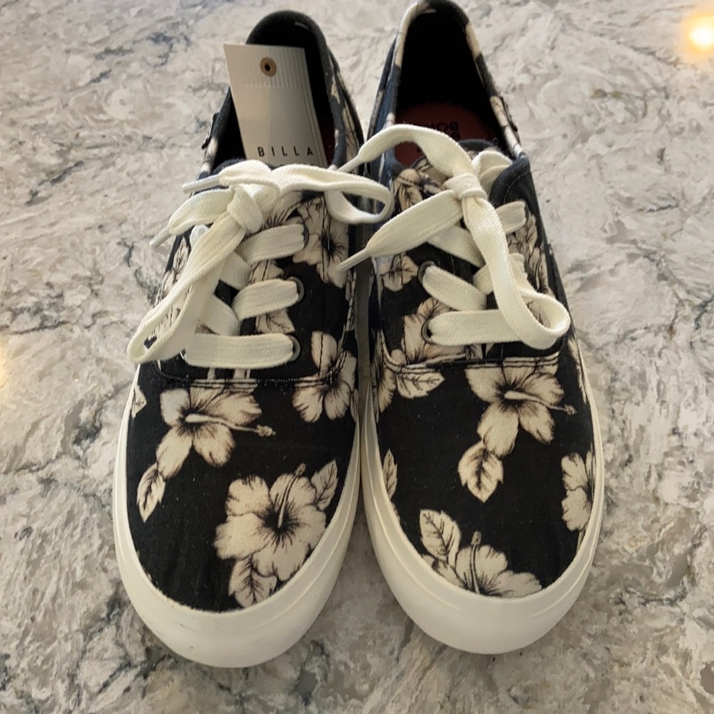 NWT - Billabong Black Floral Coastlines Platform Sneaker